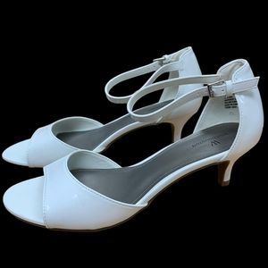 Beautiful Worthington White Sandal SZ 10 NWOT